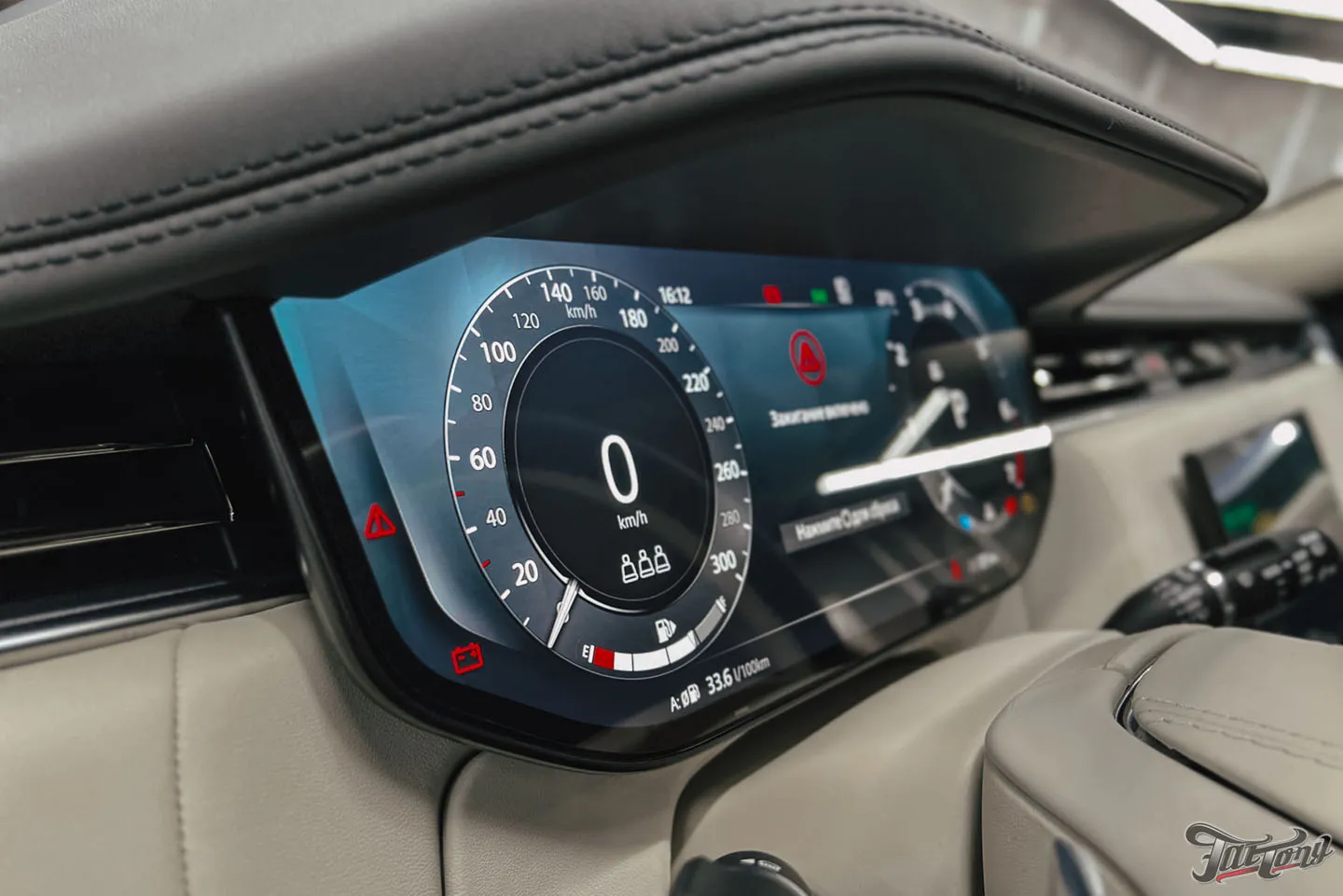 Защитили Range Rover Autobiography прозрачным глянцевым полиуретаном и оклеили панель и экран в салоне